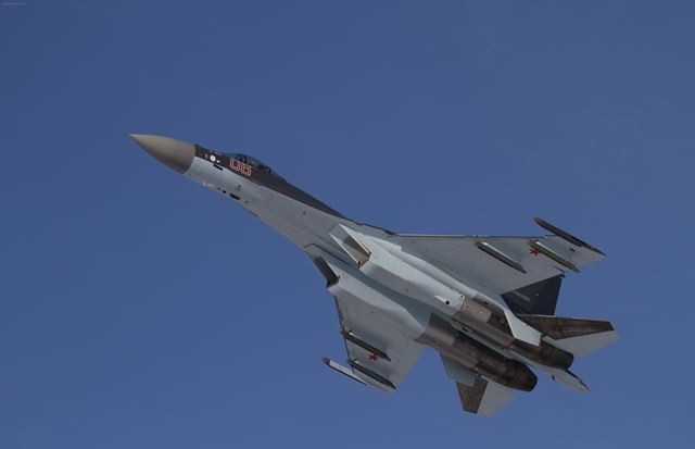 ,,Это не самолёт, это просто НЛО,, Российский истребитель Су-35 потряс Ле-Бурже - фото 1