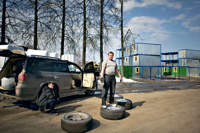Будни миллионера. Магнат Олег Кузин меняет резину на своем автомобиле