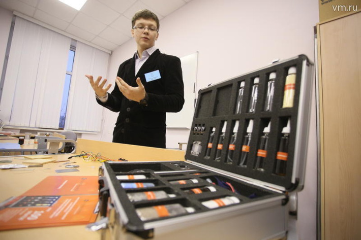 Андрей Штанюк, один из разработчиков наночемодана, демонстрирует свое изобретение