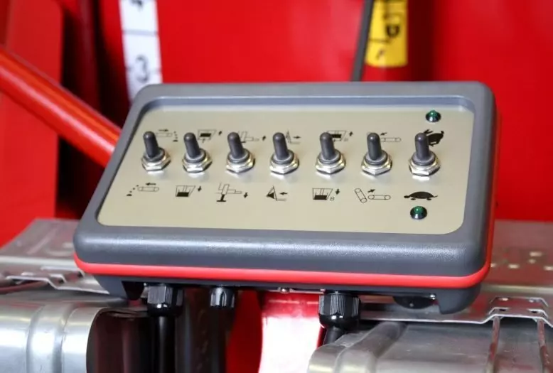 Изображение 11 для статьи «Прицепной смеситель кормораздатчик производится на заводе Колнаг Московская область»