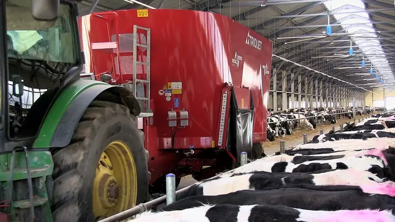 Картинка #6 для «коровы: Смеситель кормораздатчик прицепной к трактору выпускается на заводе Колнаг Мос»