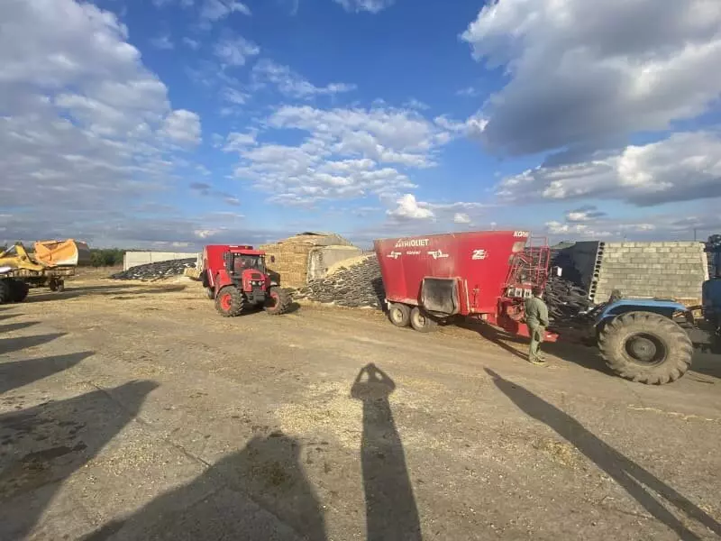 Картинка №7 для статьи «техника: Смеситель кормораздатчик прицепной к трактору выпускается на заводе Колнаг Мос»