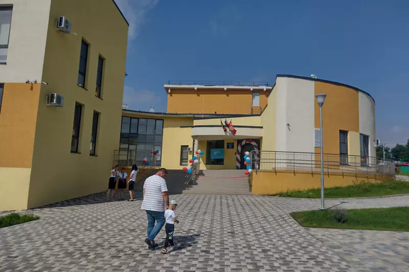 Иллюстрация #3 для «сельская жизнь: Под Таганрогом в селе Самбек по нацпроекту открылся новый детский сад Мальвина»