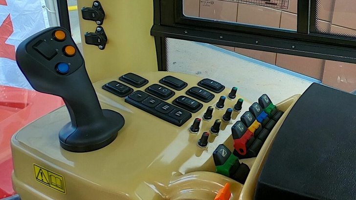 Система управления «Командпост-4». С помощью цветных джойстиков механизатор управляет секциями гидрораспределителя