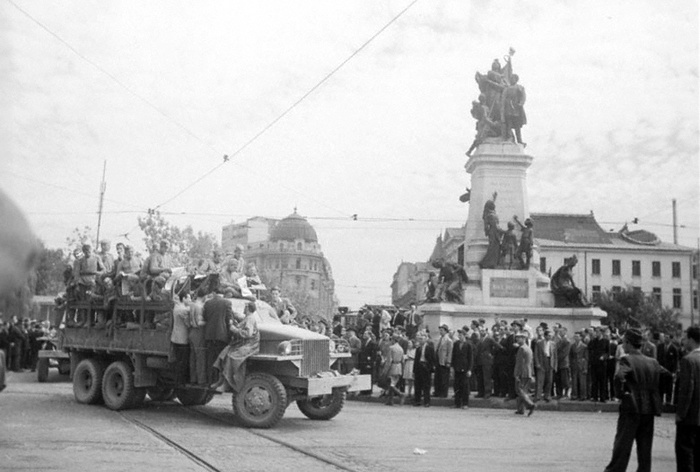 Советские войска входят в Бухарест