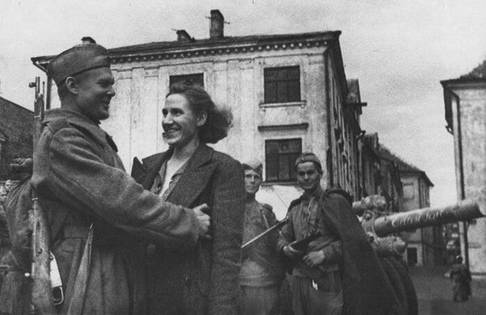 Боец 8-го Эстонского стрелкового корпуса встретил на улице освобожденного Таллинна свою жену
