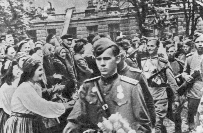 Жители города Таллин приветствуют советские войска