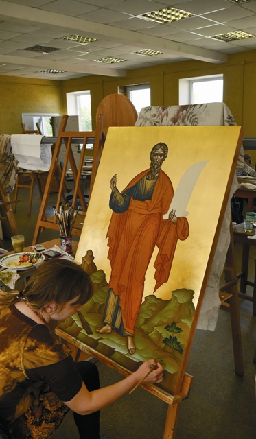 Палешане рассказывают, что все больше палехских художников перестают писать лаковые миниатюры и обращаются к иконописи.