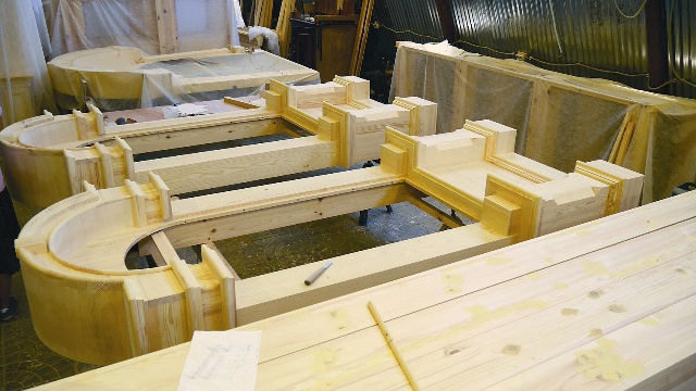 Здесь налажен законченный производственный цикл – от заготовки древесины до сборки готового иконостаса и установки его на месте