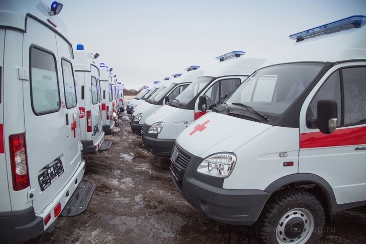 40 специализированных автомобилей переданы школам и больницам Новгородской области
