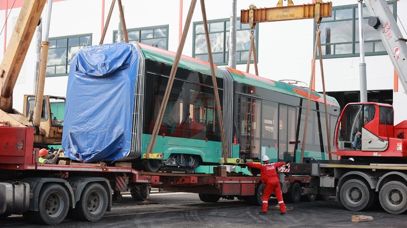 Фото #1 для «Фотофакты: Первые вагоны новой трамвайной линии Славянка прибыли в депо Петербурга»