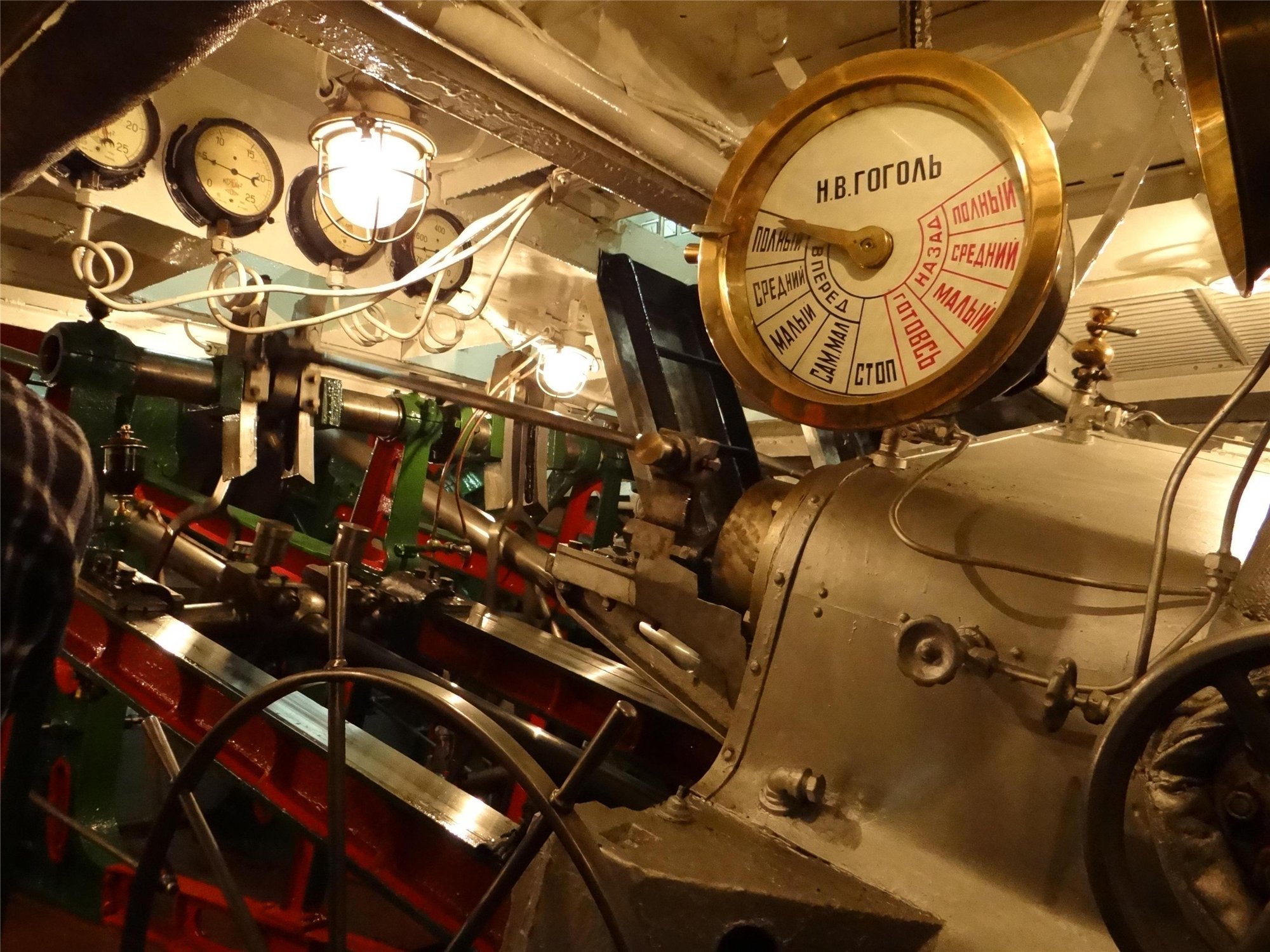 Двигатели пароходов. Гоголь пароход машинное отделение. Машинное отделение парохода 19 века. Титаник пароход машинное отделение.