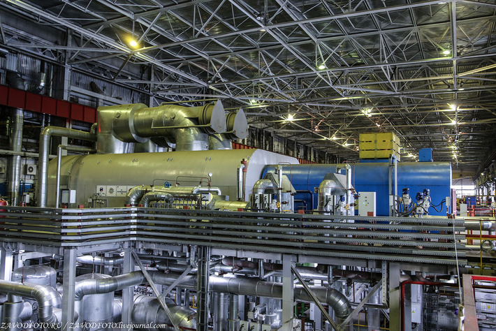 А вот и тот самый новый турбоагрегат № 4 (Т-120/140-12,8-2-ЛМЗ), Его установленная электрическая мощность - 120 МВт, а установленная тепловая - 188 Гкалл/ч. Годовая выработка теперь будет достигать 464 млн. кВтч, а годовой отпуск электроэнергии - 427,0 млн. кВтч.