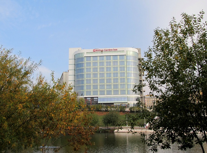 Отель Hilton Garden Inn в сентябре 2014 г. (завершающая стадия строительства)