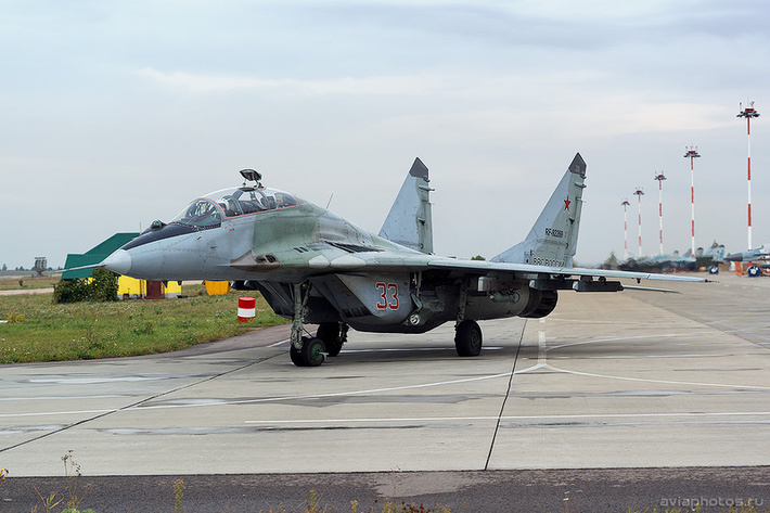 Микоян-Гуревич МиГ-29УБ (RF-92269 / 33 красный) ВКС России 0117_D805835