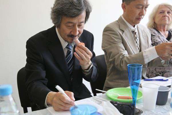 Профессор Дзюро Хироми высоко оценил вкусовые качества сосисок с морской капустой. Фото: Валентин Труханенко