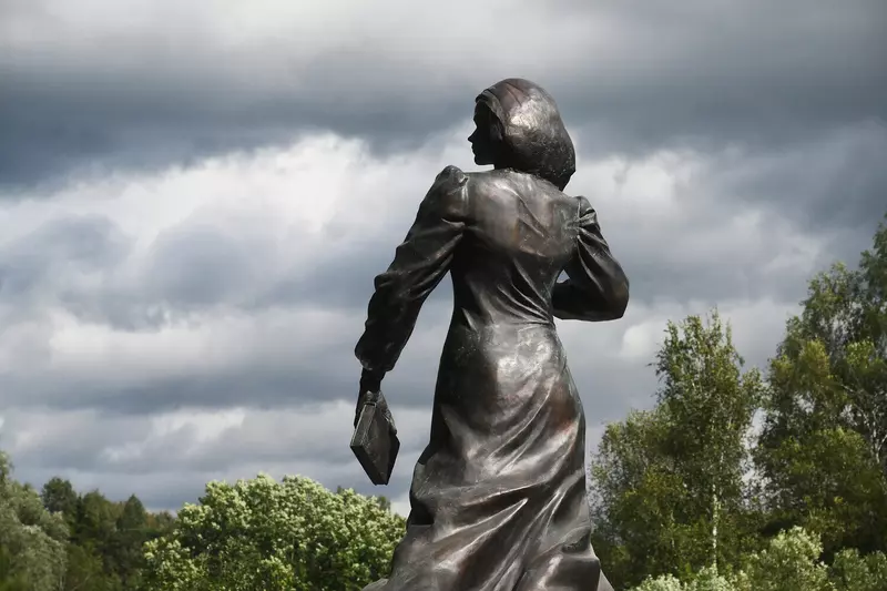 2 для статьи «памятник: Памятник Дарье Дугиной открыт в Подмосковье»