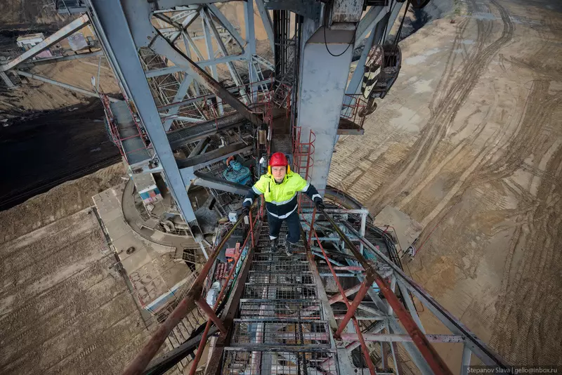 Картинка 8 для новости «Назаровский угольный разрез машины гиганты на добыче угля»