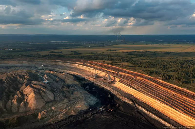 Картинка №12 для «Назаровский угольный разрез машины гиганты на добыче угля»