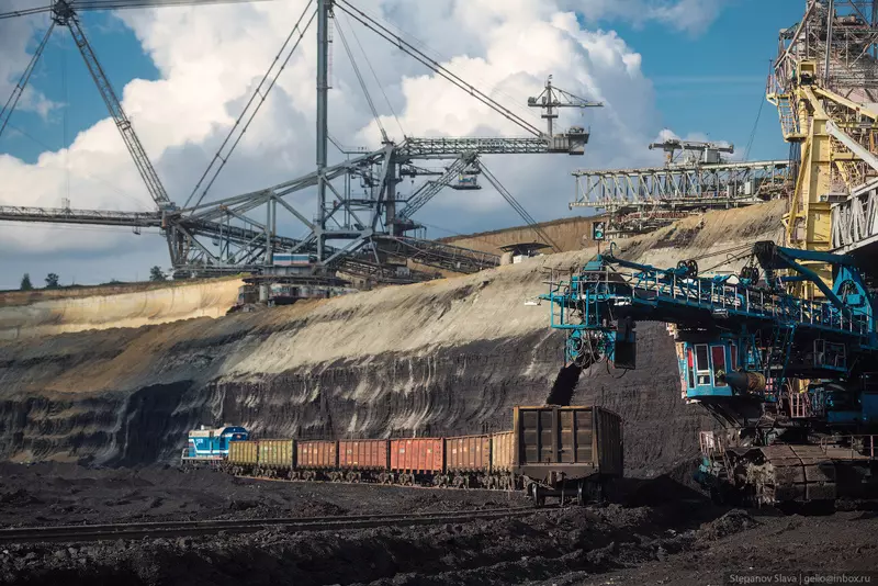 №13 для поста «Назаровский угольный разрез машины гиганты на добыче угля»