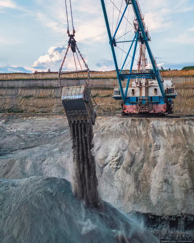 Картинка №10 для новости «Назаровский угольный разрез машины гиганты на добыче угля»