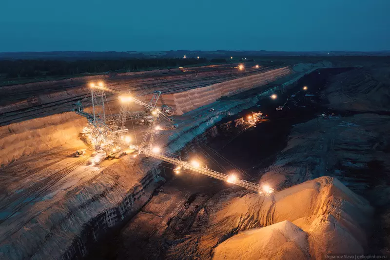 №19 для новости «Назаровский угольный разрез машины гиганты на добыче угля»