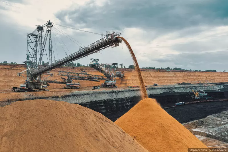 Иллюстрация №7 для «назарово: Назаровский угольный разрез машины гиганты на добыче угля»