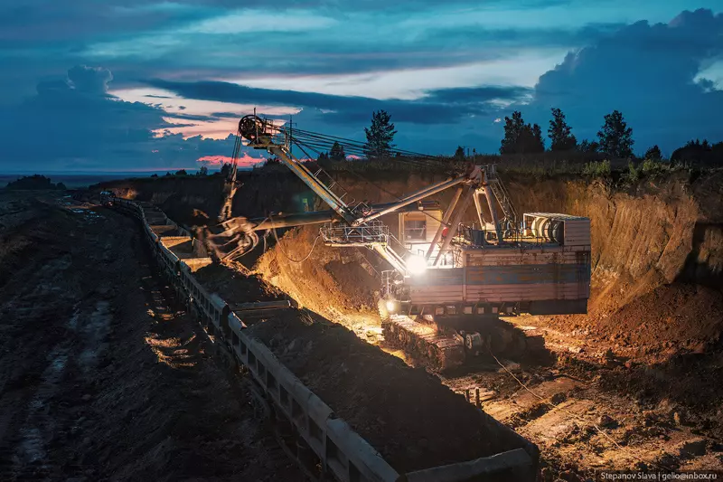 17 для новости «Назаровский угольный разрез машины гиганты на добыче угля»