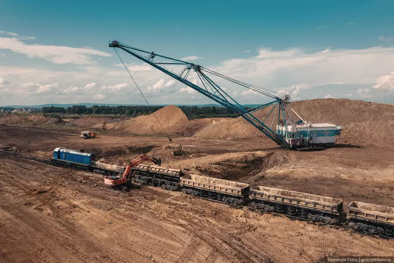 №18 для новости «Назаровский угольный разрез машины гиганты на добыче угля»