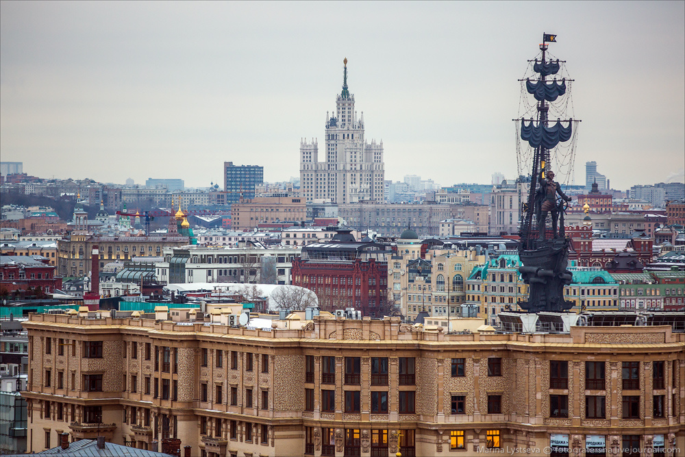 Просто москва. Москва дом с тарелкой наверху. Дом с женщиной наверху Москва.