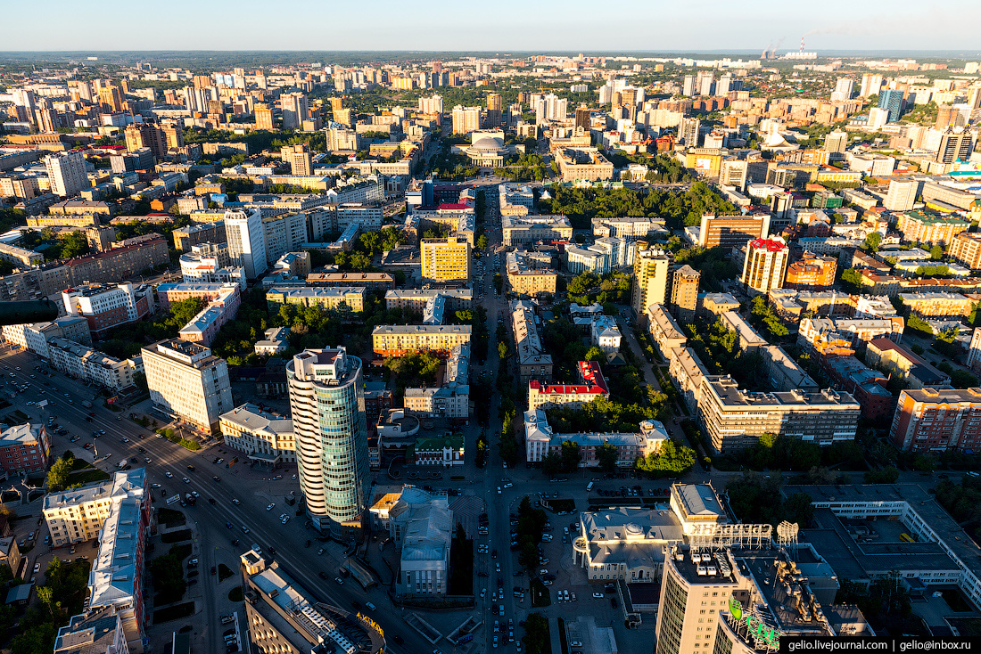 Население новосибирска. Численность города Новосибирска. Центральный район Новосибирск. Новосибирски население. Лето на улицах Новосибирска.