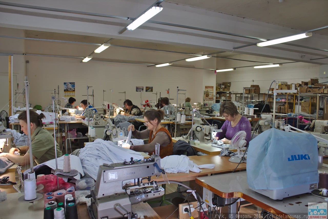Фабрика пошива оптом. Швейная фабрика "цех№1". Фабрика по пошиву одежды. Цех по пошиву. Фабрика по пошиву.