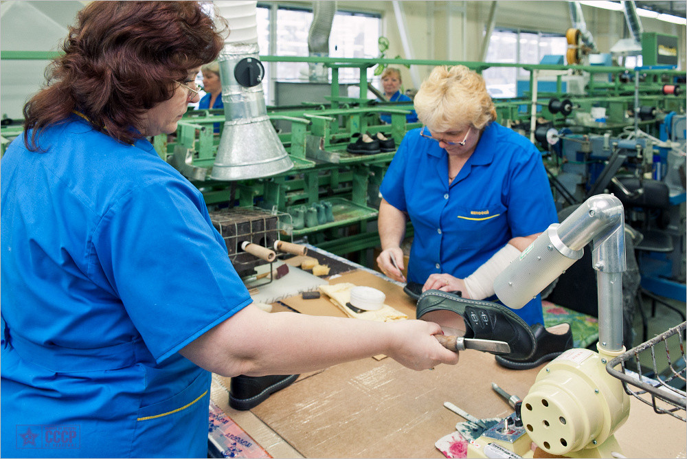 Видео про фабрик. Егорьевск обувная фабрика. Сарапульская обувная фабрика. Обувная промышленность. Рабочий на обувную фабрику.