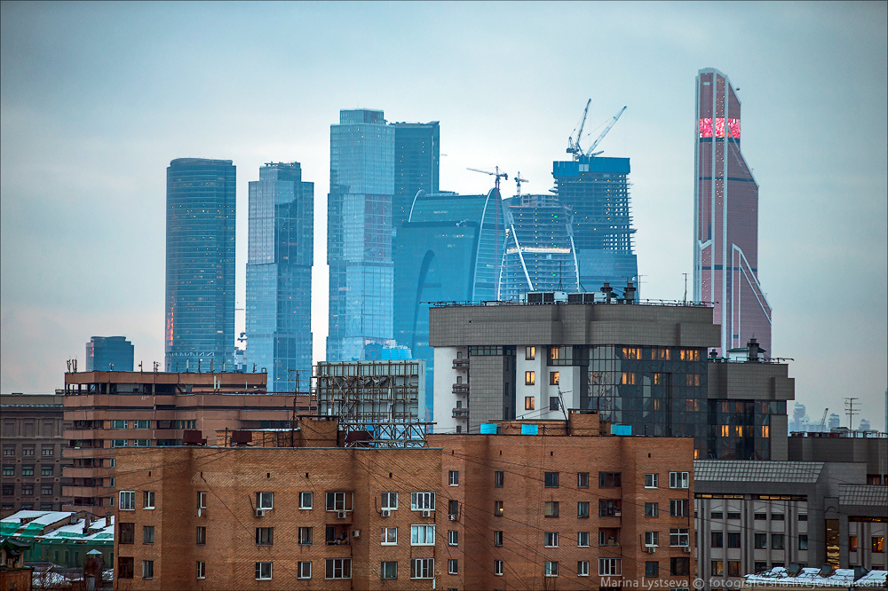 Контрасты москвы. Москоу Сити и хрущевки. Москоу Сити пятиэтажки. Москва Сити и 5 этажки. Москва Сити контраст.