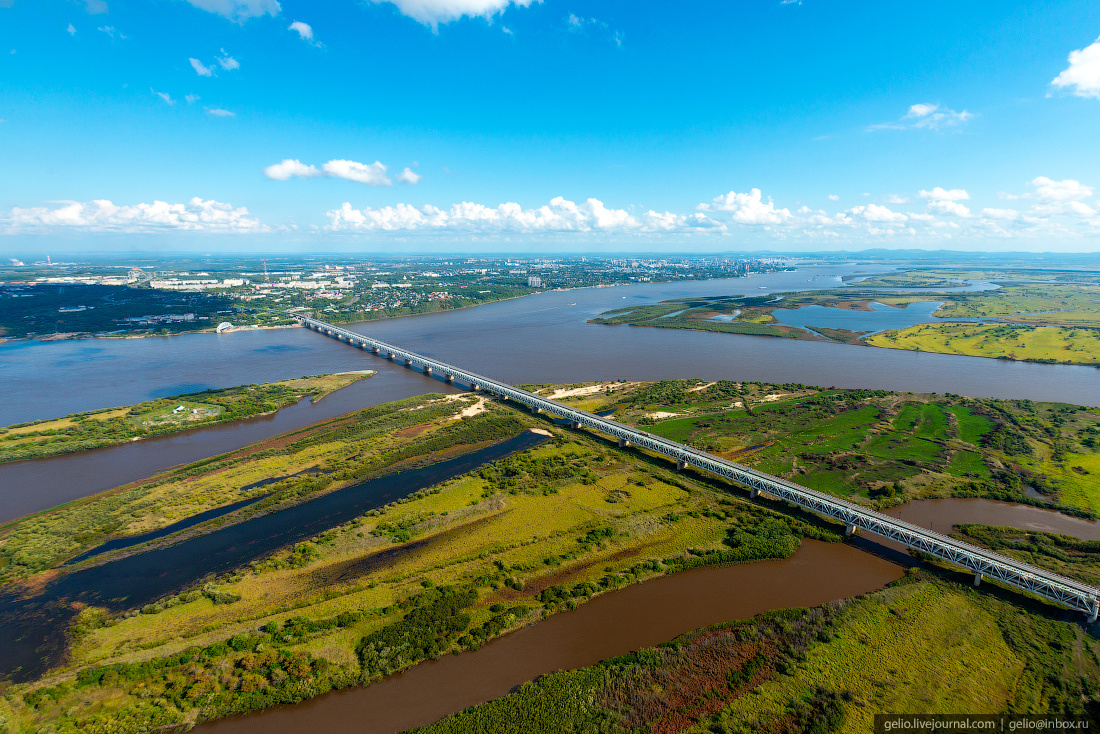 Чем известен хабаровский край. Мост через Амур в Хабаровске. Река Амур Хабаровск. Река Амур мост. Мост через Уссури в Хабаровске.