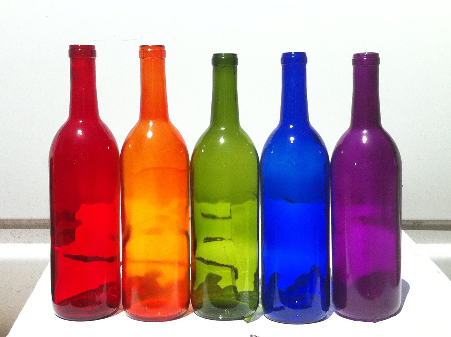 Бутылку купить новую. Разноцветные бутылки. Цветные стеклянные бутылки. Цветное стекло бутылка. Бутылочка из цветного стекла.
