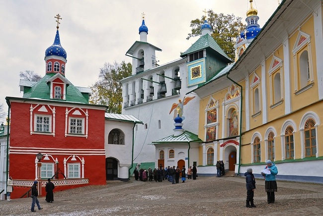 Захоронения в псково печерском монастыре фото