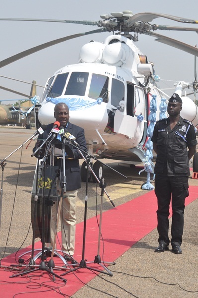 Президент Ганы Джон Драмани Махама на церемонии передачи ВВС Ганы четырех транспортно-боевых вертолетов Ми-171Ш. На заднем плане вертолет с бортовым номером GHF-695. Аккра, 05.01.2013 (с) ghananewsagency.org