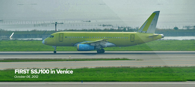 Прибытие самолета Sukhoi Superjet SSJ100-95 в аэропорт Марко-Поло в Венеции