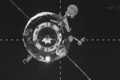 Вид на «Прогресс» со стороны МКС. Сразу под перекрестием видна нераскрытая антенна. Вторая раскрытая антенна видна над перкрестием. Кадр: NASA TV