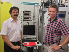 Валерий Рязанов и Алексей Устинов в Лаборатории сверхпроводящих метаматериалов МИСиС