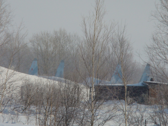 Истребители Су-35С постройки программы 2014 года до настоящего времени практически "не засвечивались" в открытых источниках и споттерских снимках. Фотография самолетов Су-35С постройки 2014 года на стоянке на аэродроме Дземги. Декабрь 2014 года (с) mix / forums.airforce.ru