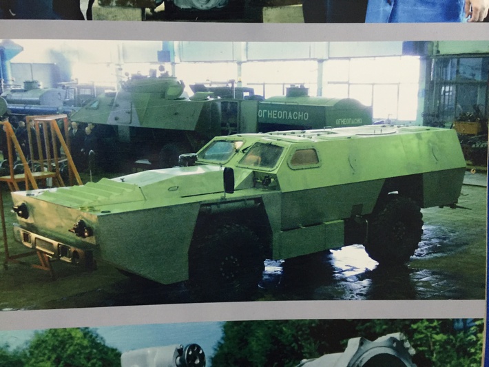 Не менее интересный экземпляр собственной разработки "КАМАЗ" - опытный образец плавающей бронированной колесной машины воздушно-десатных войск "Выдра" (с) bmpd
