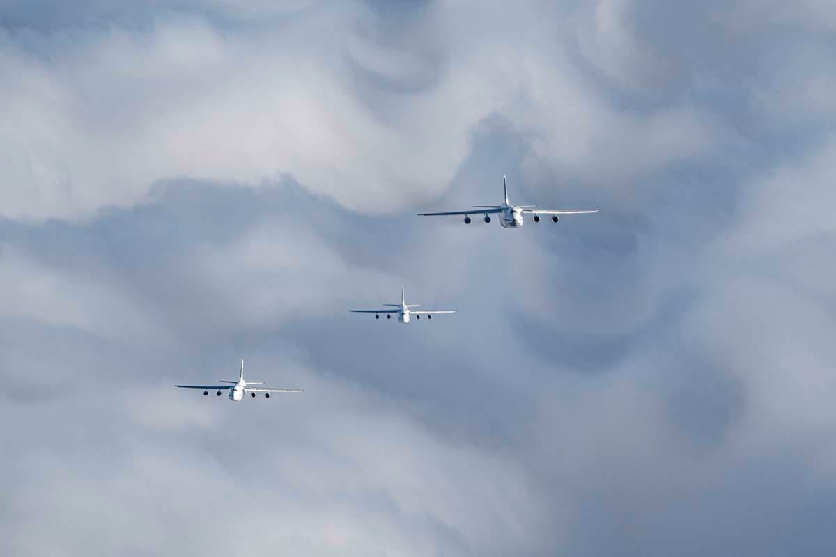 Дальше самолет. Ан124 100 Руслан в Мигалово. АН-124 ВКС России. АН-124 Руслан в небе. Самолёты в Мигалово АН 124 Руслан.