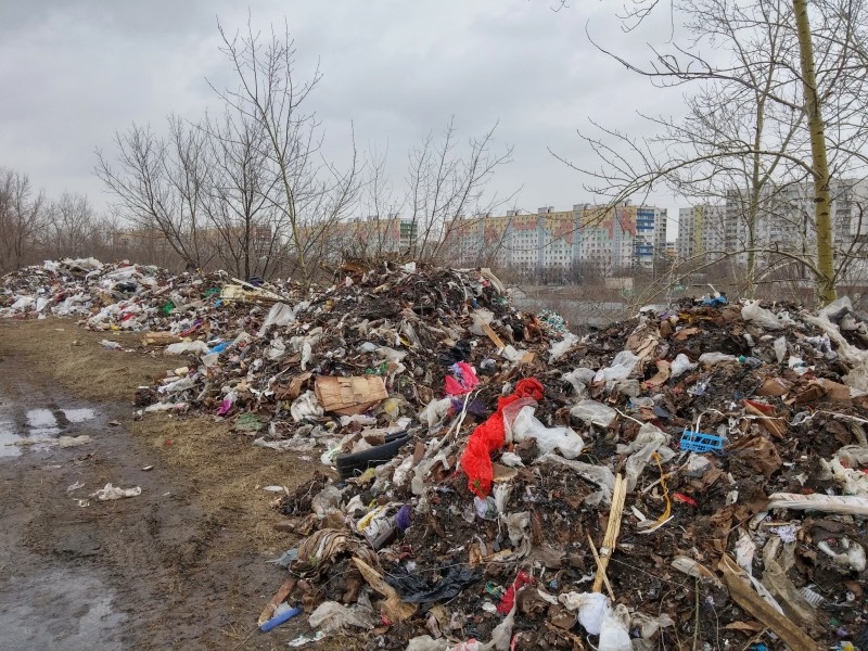 Навалы отходов. Свалка в Москве. Свалка в Марьино. Помойки в Москве.