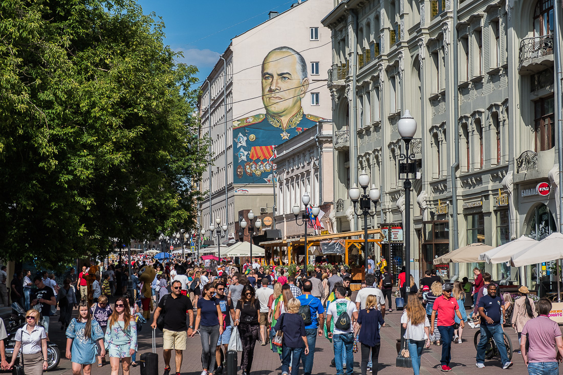 Москва десять. Яркие улицы Москвы. Москва 10 лет назад. Арбат Москва x,. Москва 10 лет назад и сейчас.