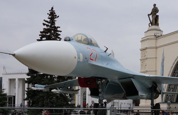 Истребитель Су-27 пополнил военную экспозицию ВДНХ