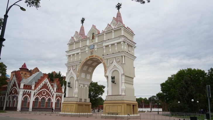 Триумфальная арка в Благовещенске — в честь посещения города наследником Цесаревичем Николаем Александровичем 4-5 июня 1891 года. Была разрушена в советское время и воссоздана в 2003—2005 годах