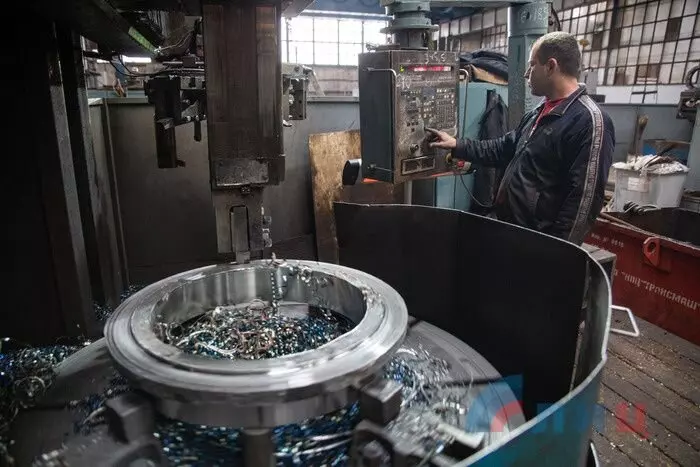 Картинка #2 для поста «машиностроение: Луганский Трансмаш наладил производство нового вида колёсных пар для шахтных электровозов»