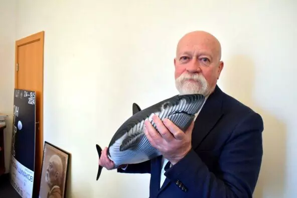 Президент Союза Архитекторов России Шумаков Николай Иванович с акулой из авиационного алюминия художника АлюмАрт